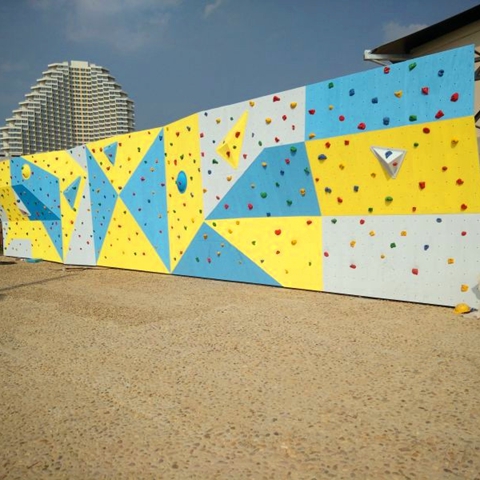 Features and considerations of a climbing wall